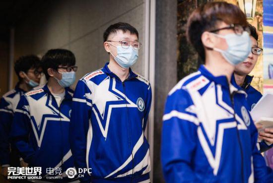 英雄联盟怀旧服上线引发热议 红米再度调侃LPL